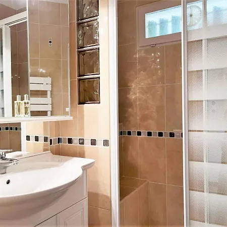 Appartement A Avec Terrasse, Piscine Et Parking A Proximite De La - Fr-1-251-494