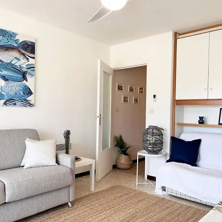 A Avec Terrasse, Piscine Et Parking A Proximite De La - Fr-1-251-494 Appartement *